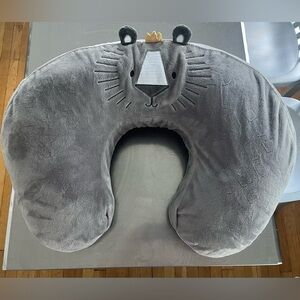 Luxe Bobby gray lion. Great condition.